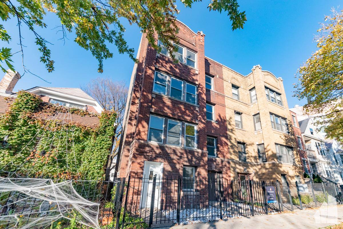 Apartment for rent at 1122 W Addison St, Chicago, IL 60613