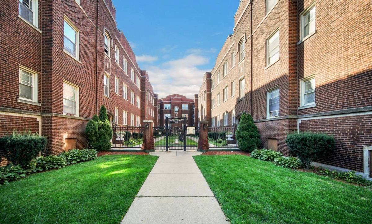 Apartment for rent at 1329 - 1337 W Touhy Ave, Chicago, IL 60626