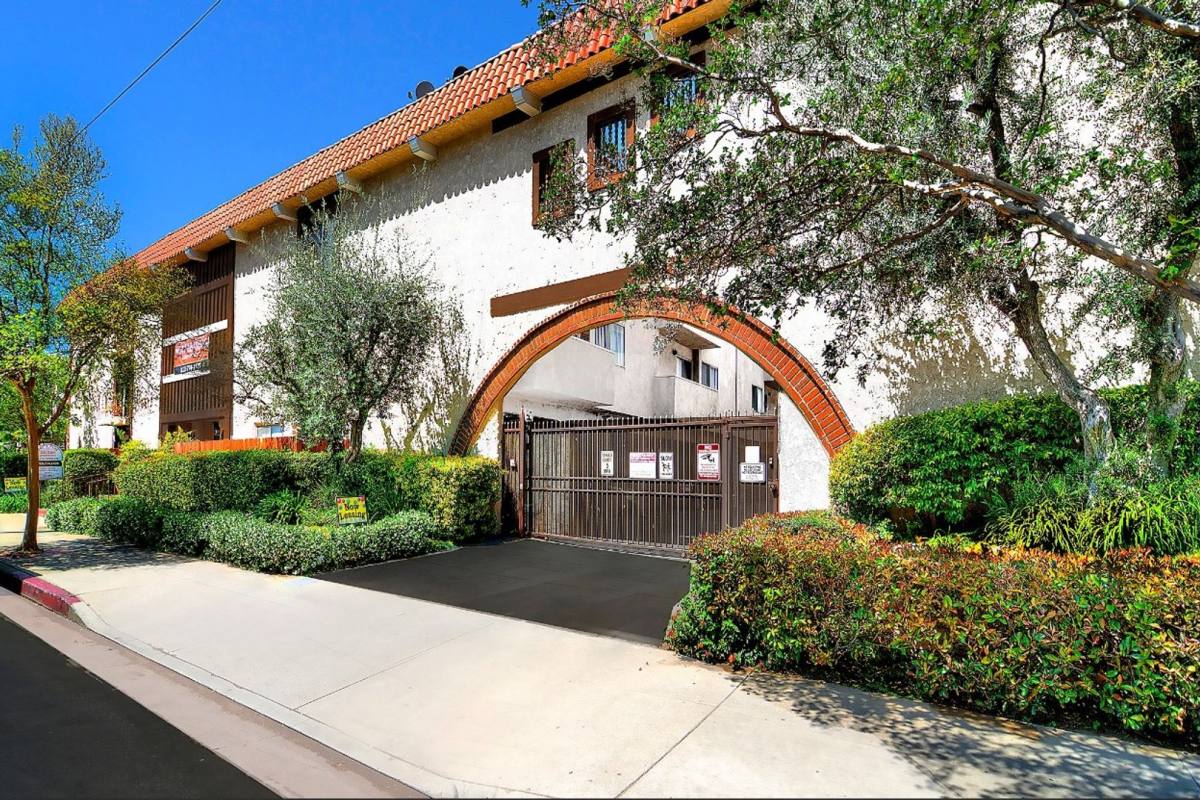 Apartment for rent at 5417 & 5425 Zelzah Ave, Encino, CA 91316