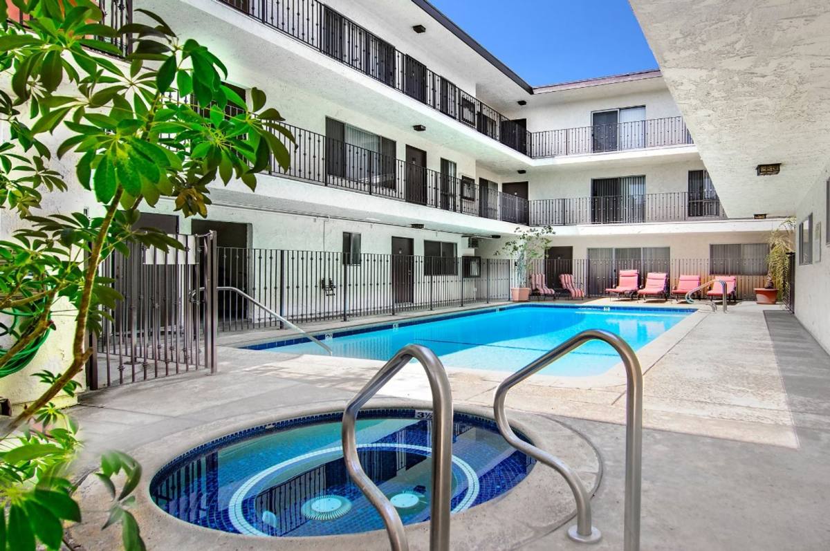 Apartment for rent at 5417 & 5425 Zelzah Ave, Encino, CA 91316