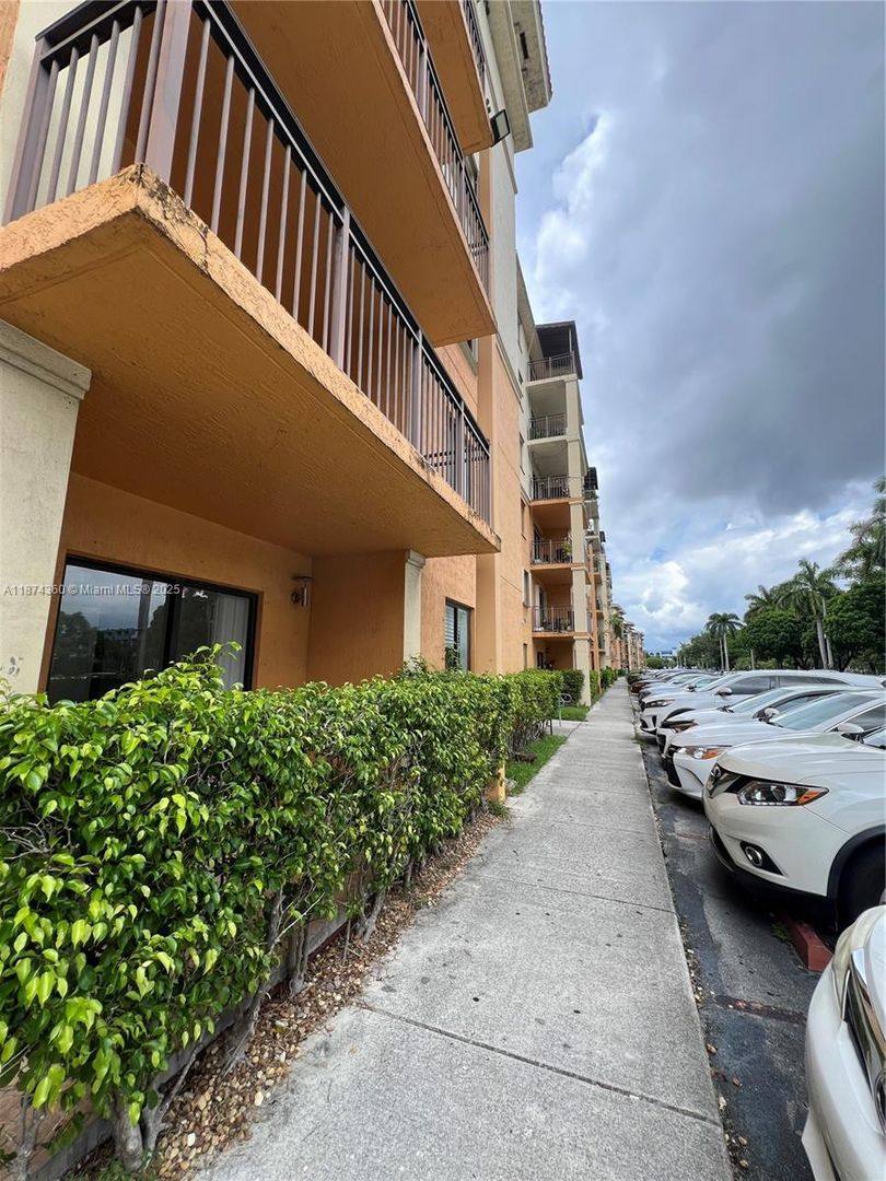 Condo for rent at 9300 Fontainebleau Blvd, Miami, FL 33172