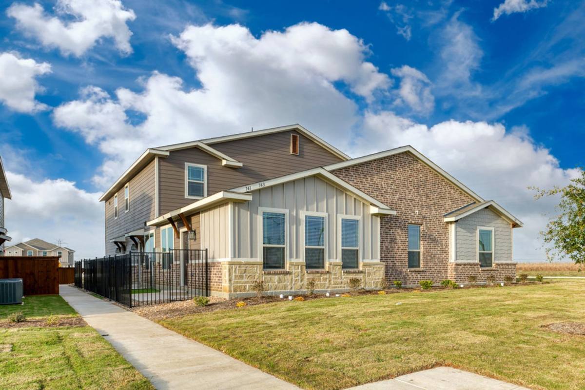 Townhouse for rent at 716 Fallow Dr, Venus, TX 76084