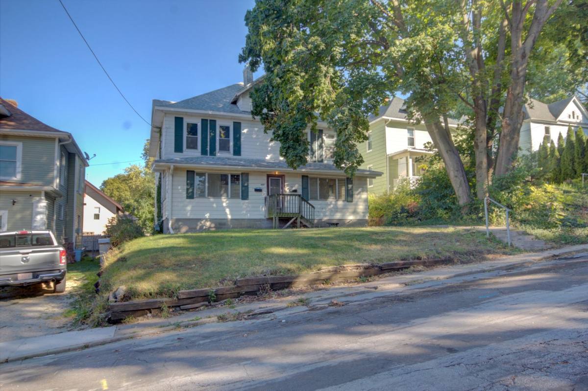 Apartment for rent at 907 43rd St, Rock Island, IL 61201