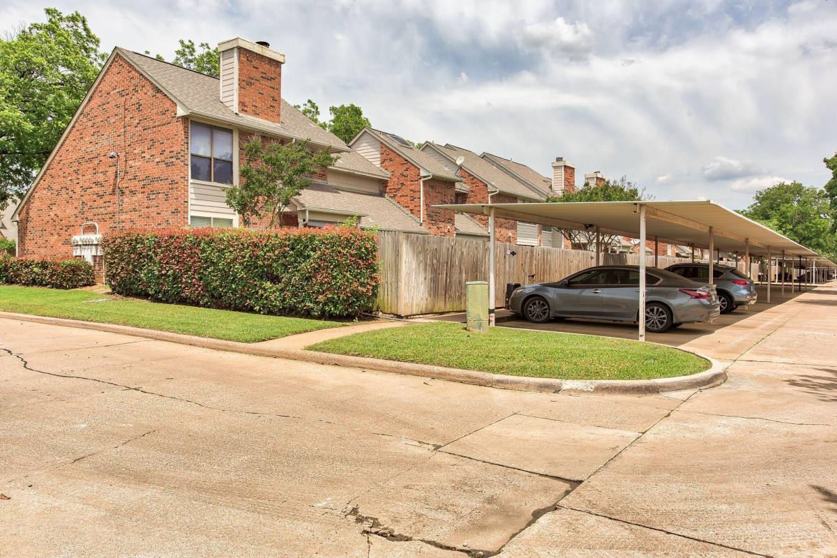 Townhouse for rent at 425 E Harwood Rd, Euless, TX 76039