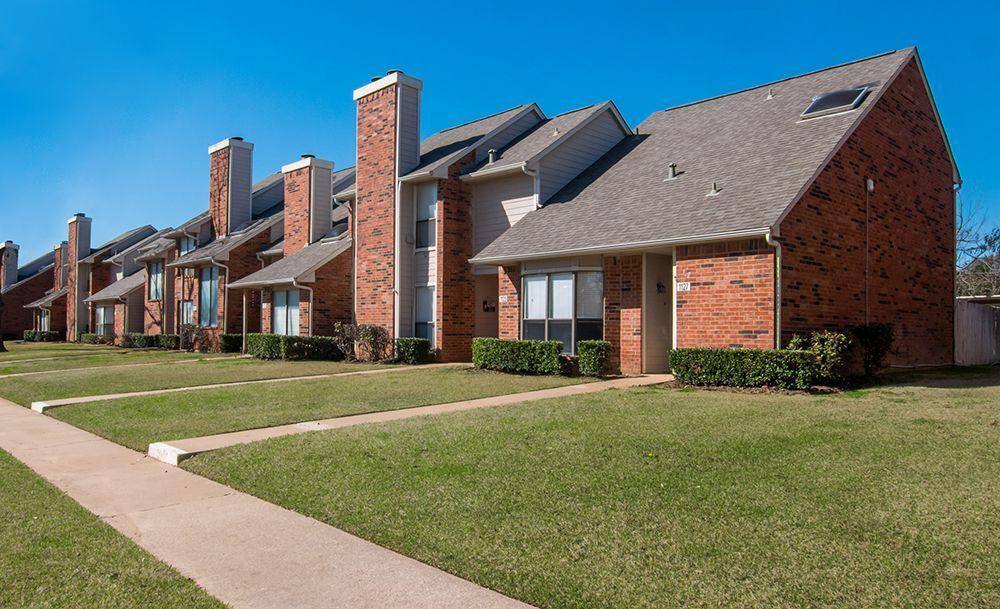 Townhouse for rent at 425 E Harwood Rd, Euless, TX 76039
