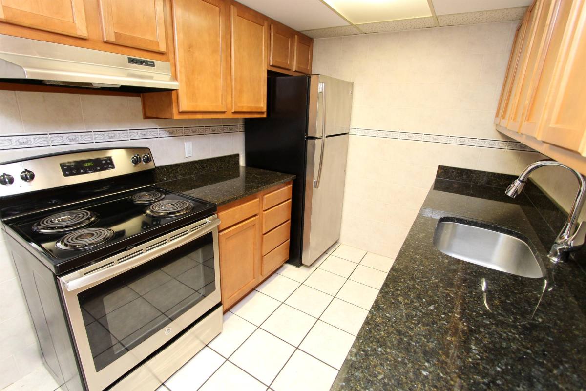 Apartment for rent at Greentree Manor, 1088 Greentree Rd, Pittsburgh, PA 15220