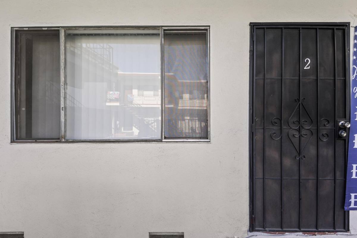 Apartment for rent at 3205 West 60th Street, 3205 W 60th St #2, Los Angeles, CA 90043