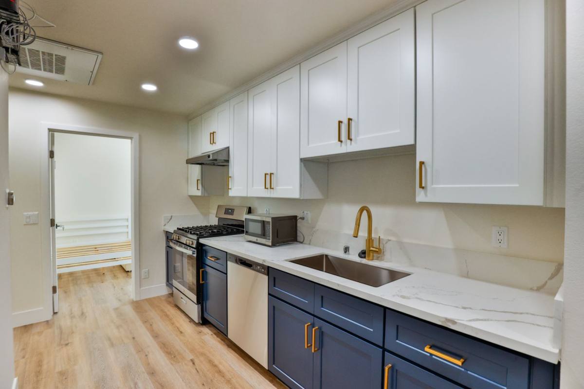 Apartment for rent at 1426 W 27th St, Los Angeles, CA 90007