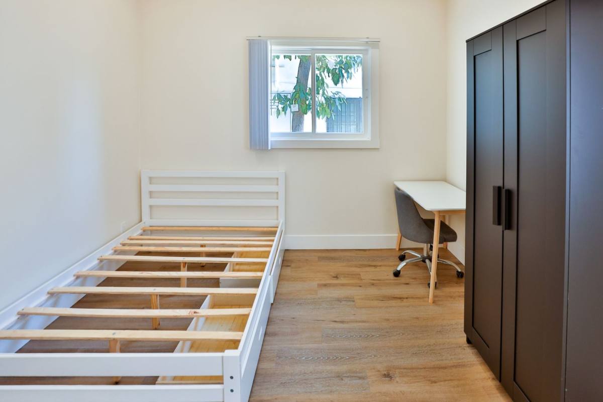 Apartment for rent at 1426 W 27th St, Los Angeles, CA 90007