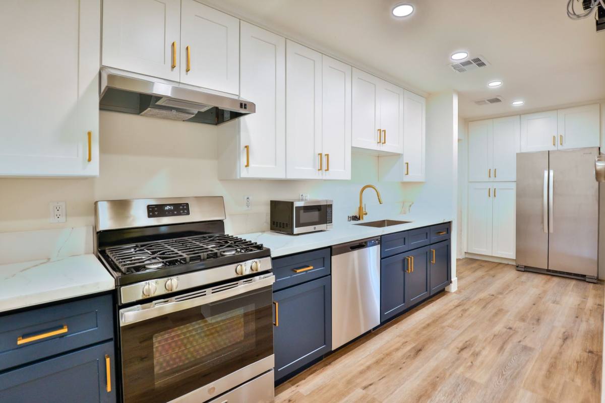 Apartment for rent at 1426 W 27th St, Los Angeles, CA 90007