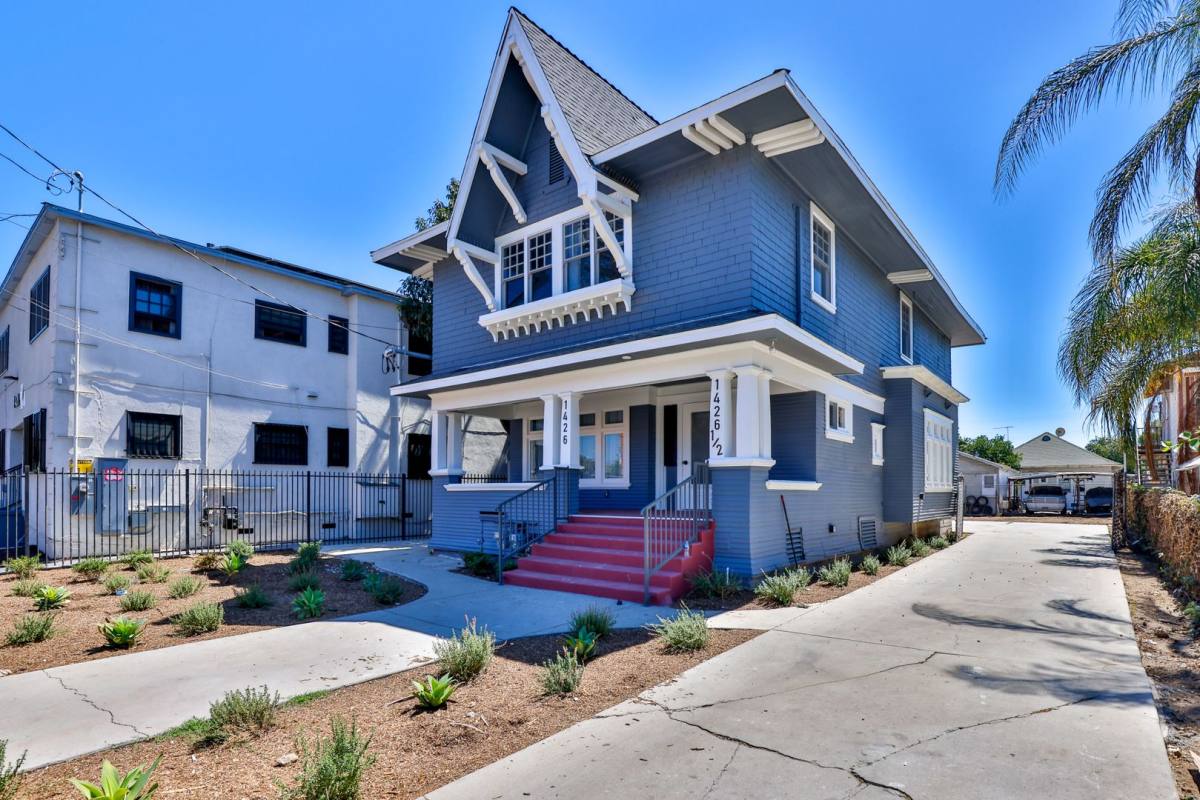 Apartment for rent at 1426 W 27th St, Los Angeles, CA 90007