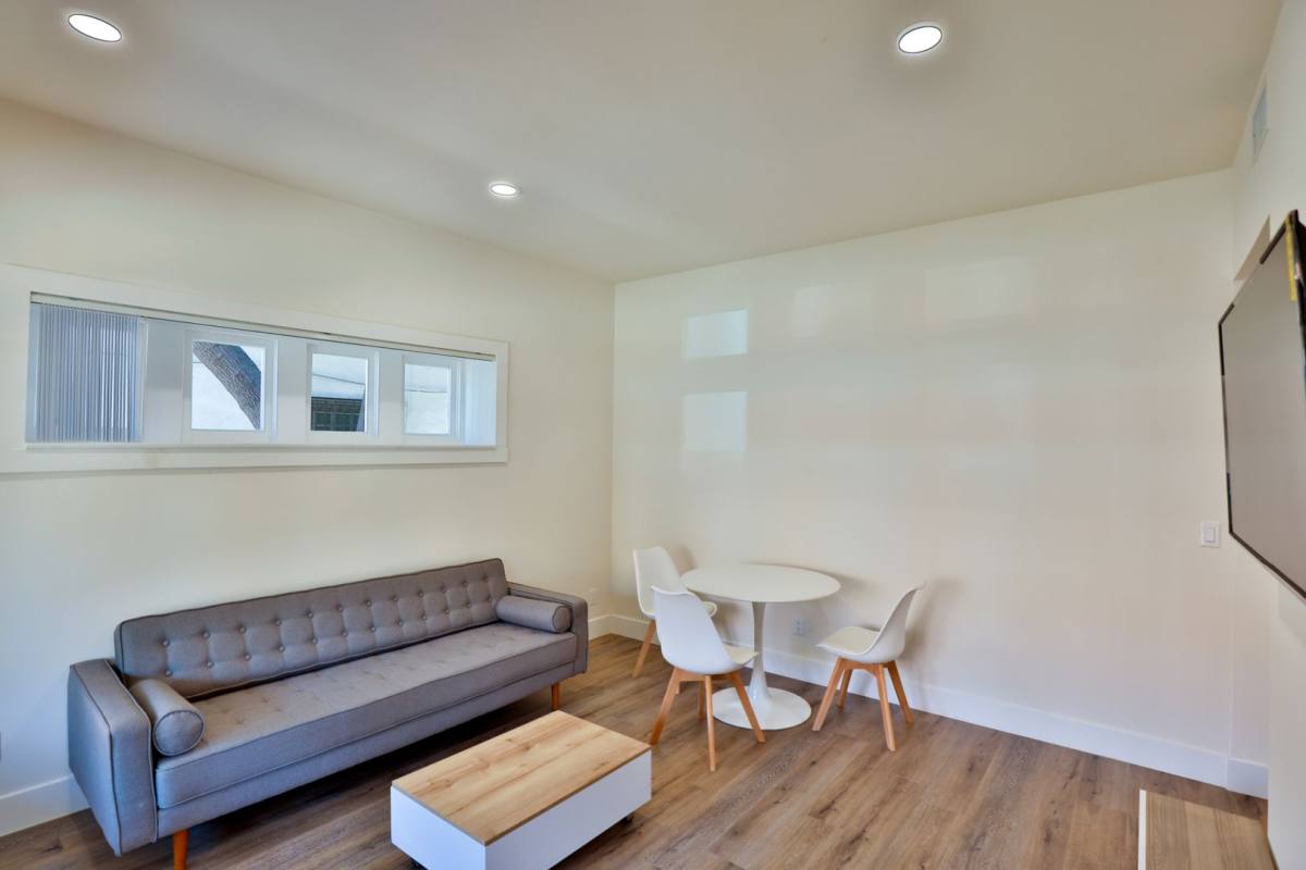 Apartment for rent at 1426 W 27th St, Los Angeles, CA 90007