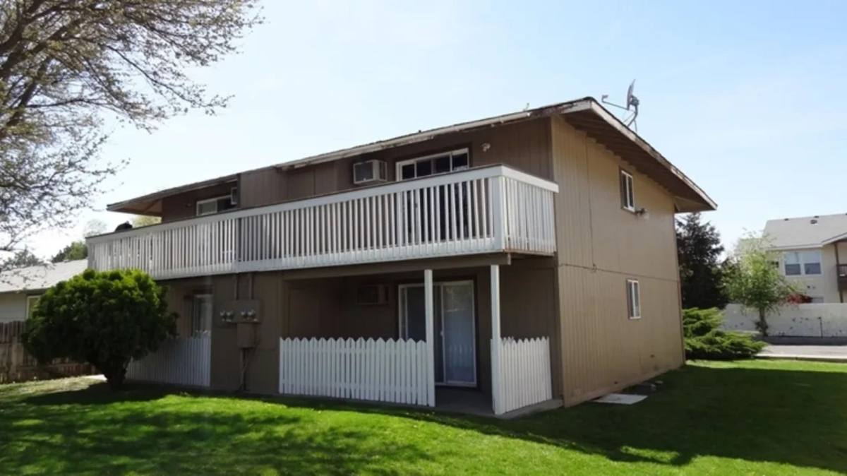Townhouse for rent at 12 S Morain St, Kennewick, WA 99336