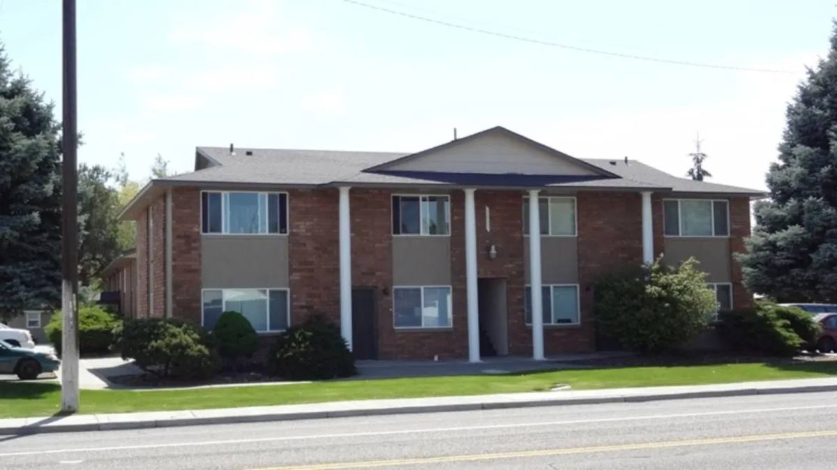Townhouse for rent at 12 S Morain St, Kennewick, WA 99336
