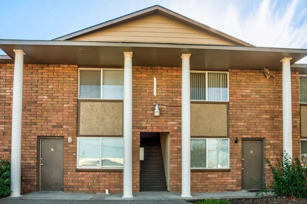 Townhouse for rent at 12 S Morain St, Kennewick, WA 99336