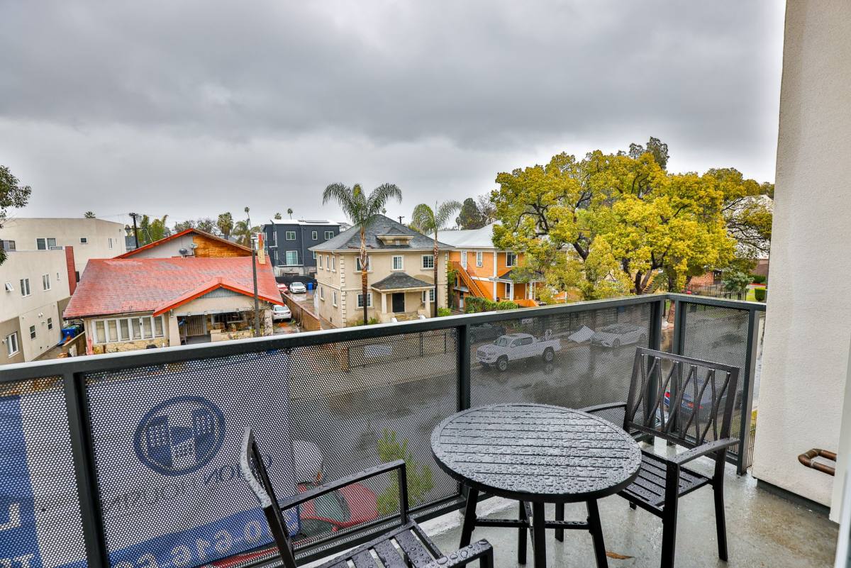 Apartment for rent at 1164 W 37th Place, Los Angeles, CA 90007