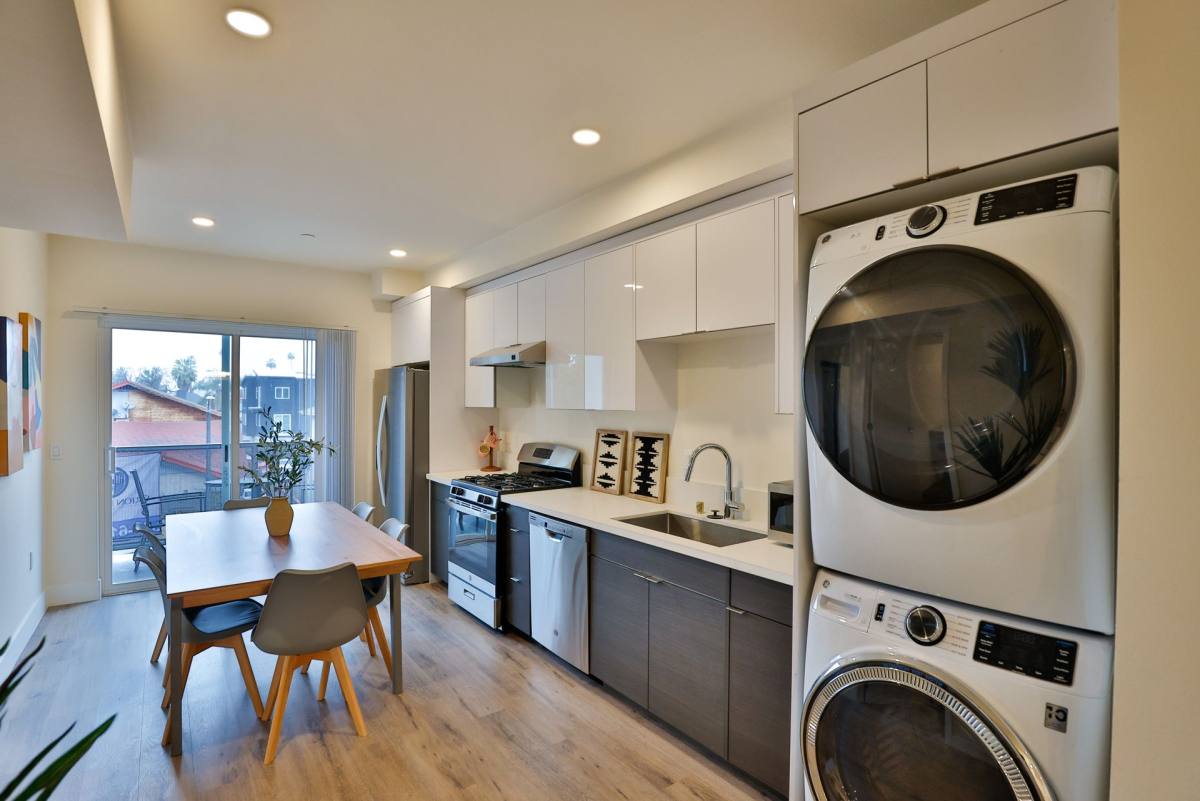 Apartment for rent at 1164 W 37th Place, Los Angeles, CA 90007