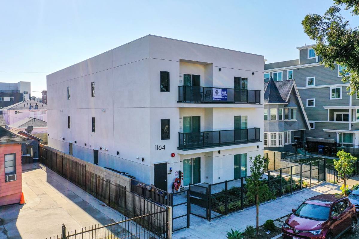 Apartment for rent at 1164 W 37th Place, Los Angeles, CA 90007