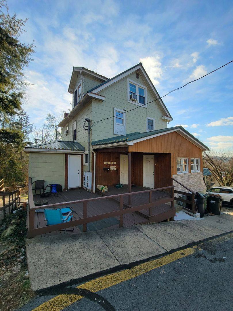 Apartment for rent at 912 Naomi St, Morgantown, WV 26505
