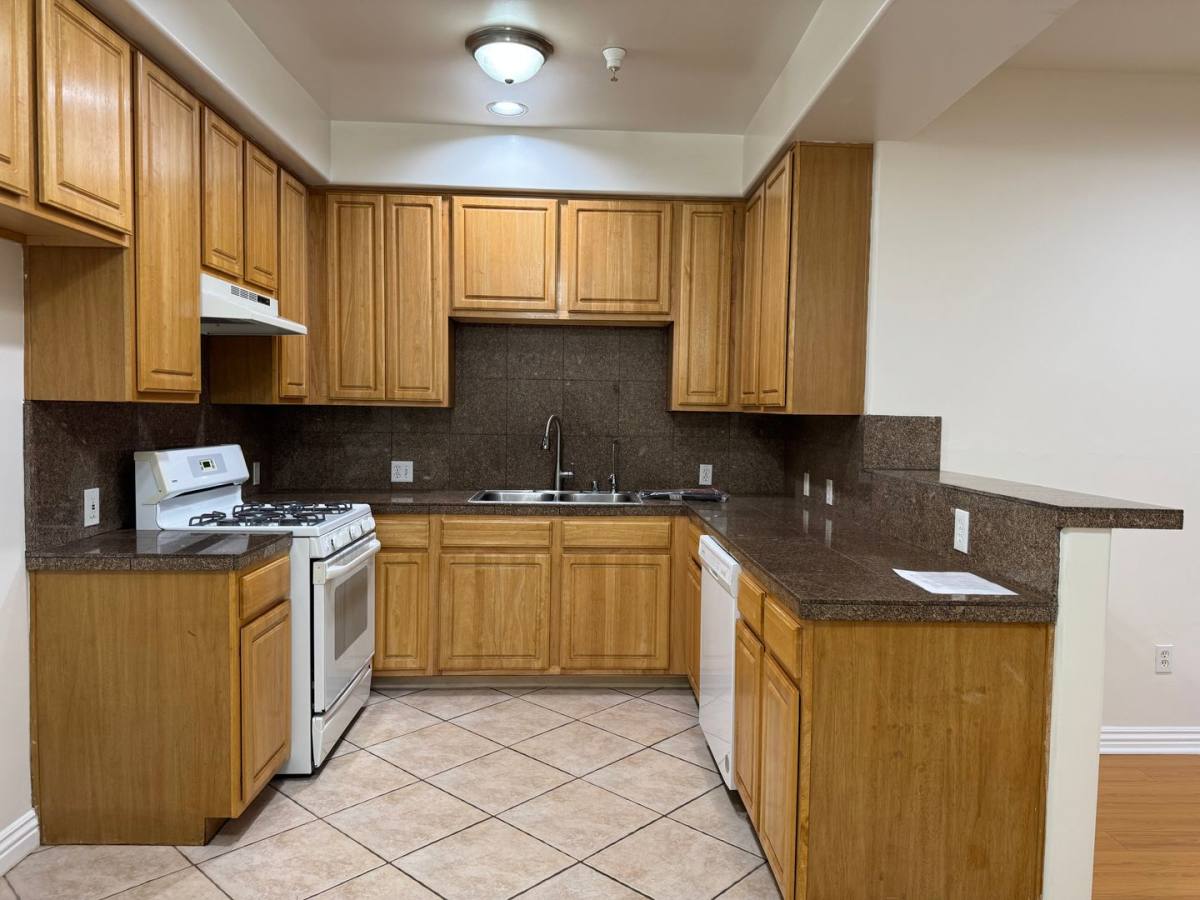 Apartment for rent at 7120 Etiwanda Ave, Reseda, CA 91335