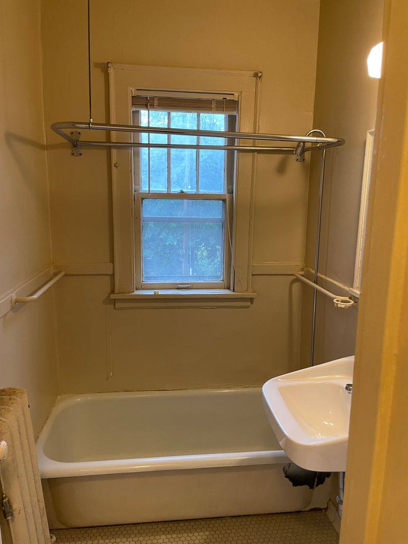 Apartment for rent at 610 W Franklin Ave, Minneapolis, MN 55405