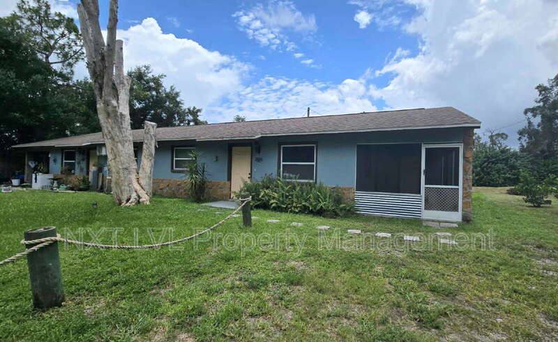 Apartment for rent at 2095 Eloise Circle, North Fort Myers, FL 33917