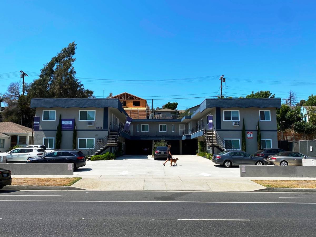 Apartment for rent at 11415 Venice Blvd, Los Angeles, CA 90066