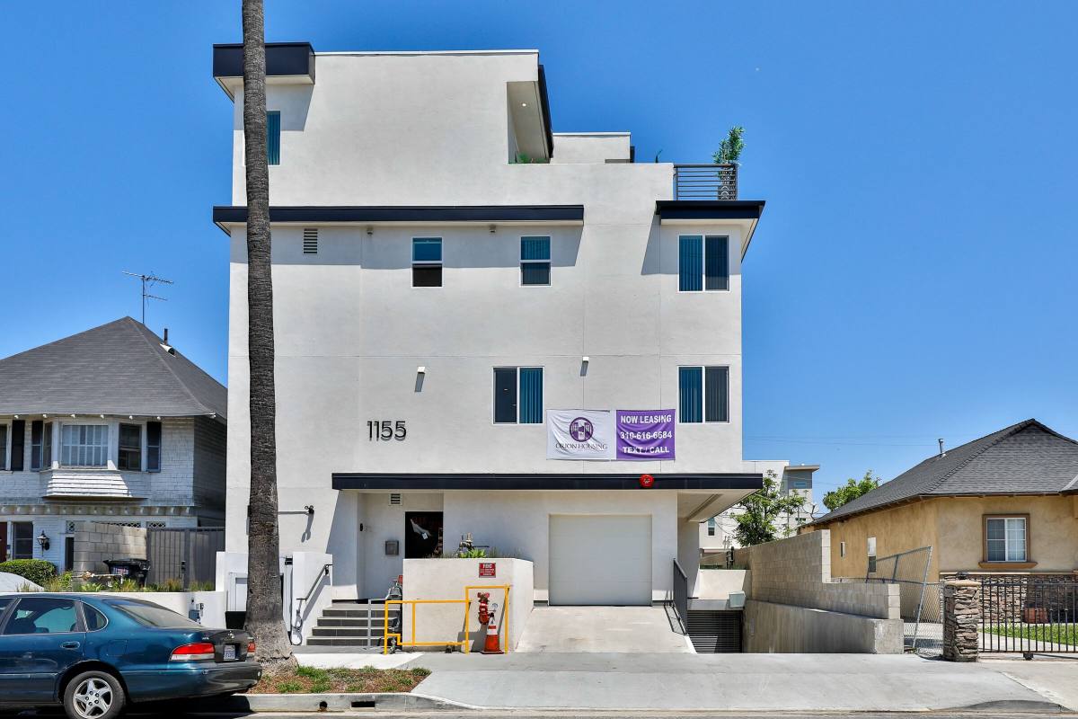 Townhouse for rent at 1155 W 36th Place, Los Angeles, CA 90007