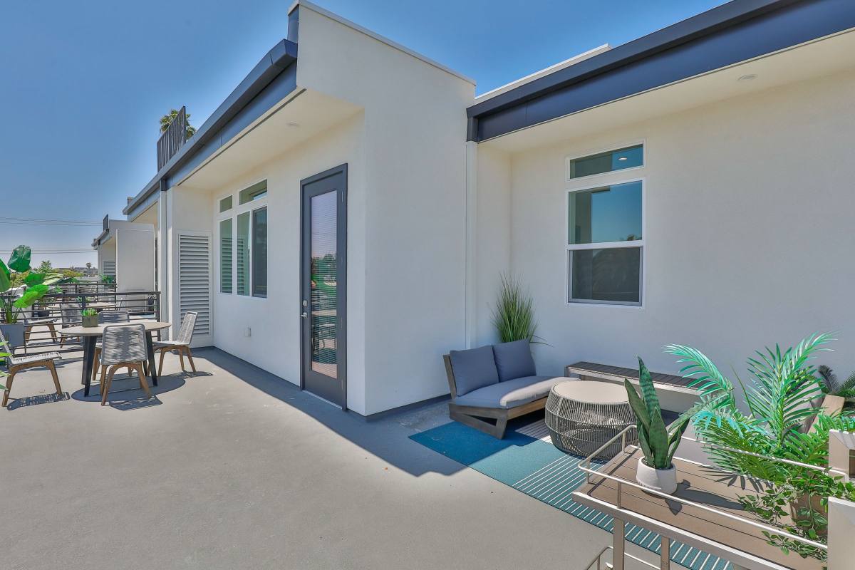Townhouse for rent at 1155 W 36th Place, Los Angeles, CA 90007