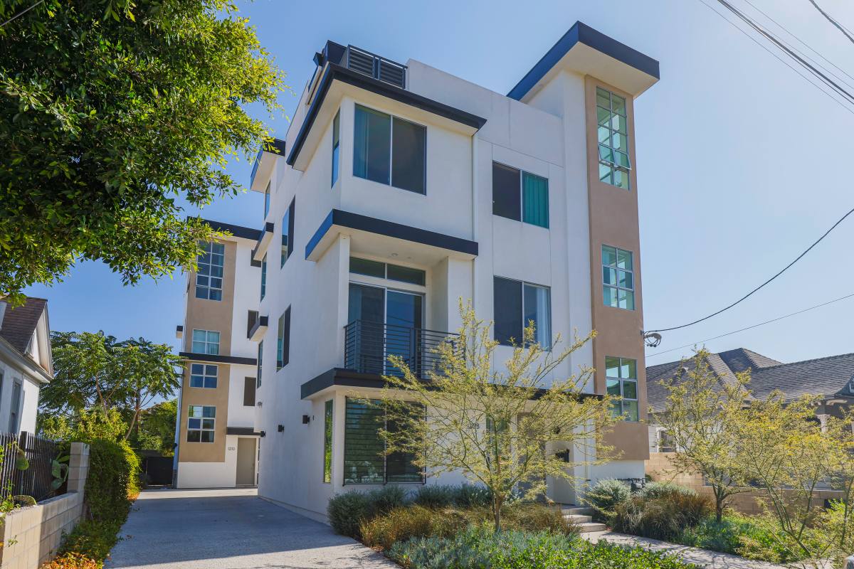 Townhouse for rent at 1208 W 25th St, Los Angeles, CA 90007