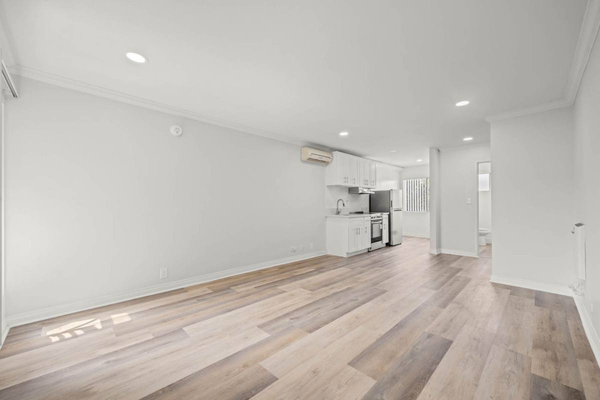 Apartment for rent at 935 S Mariposa Ave, Los Angeles, CA 90006