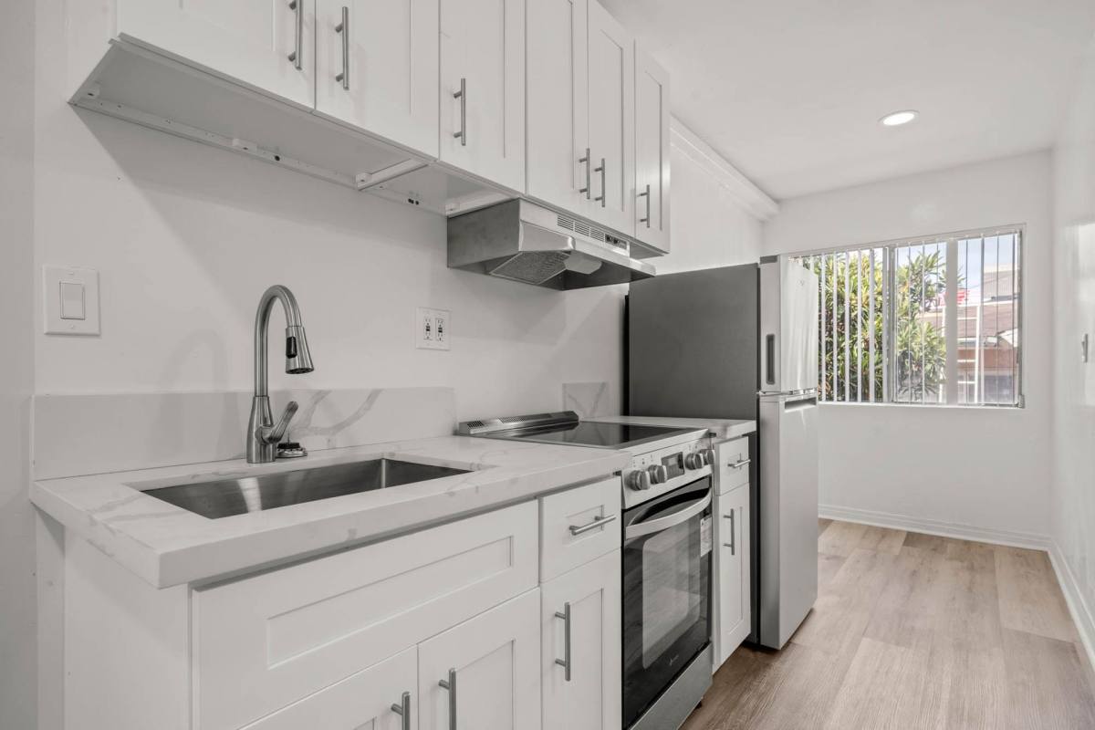 Apartment for rent at 935 S Mariposa Ave, Los Angeles, CA 90006