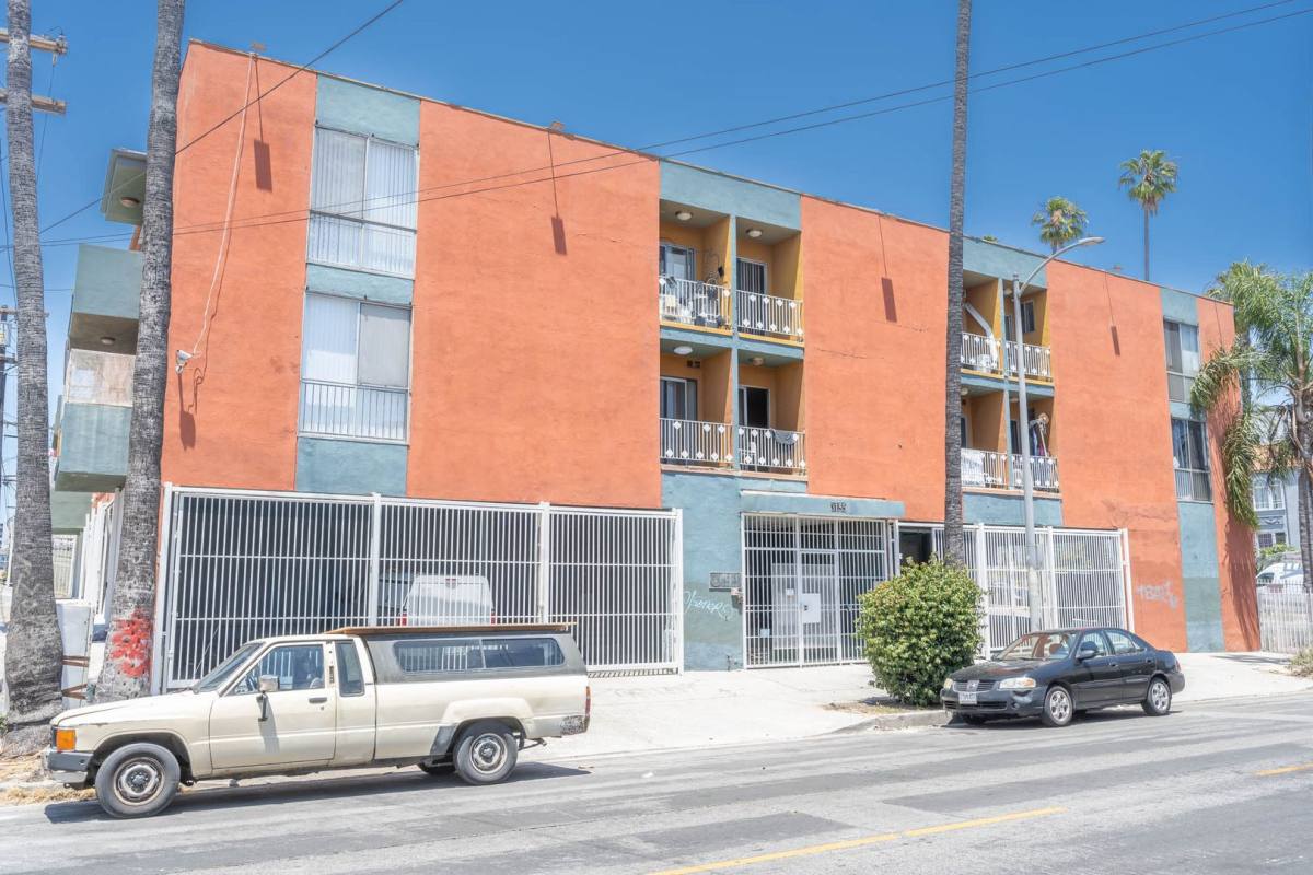 Apartment for rent at 935 S Mariposa Ave, Los Angeles, CA 90006