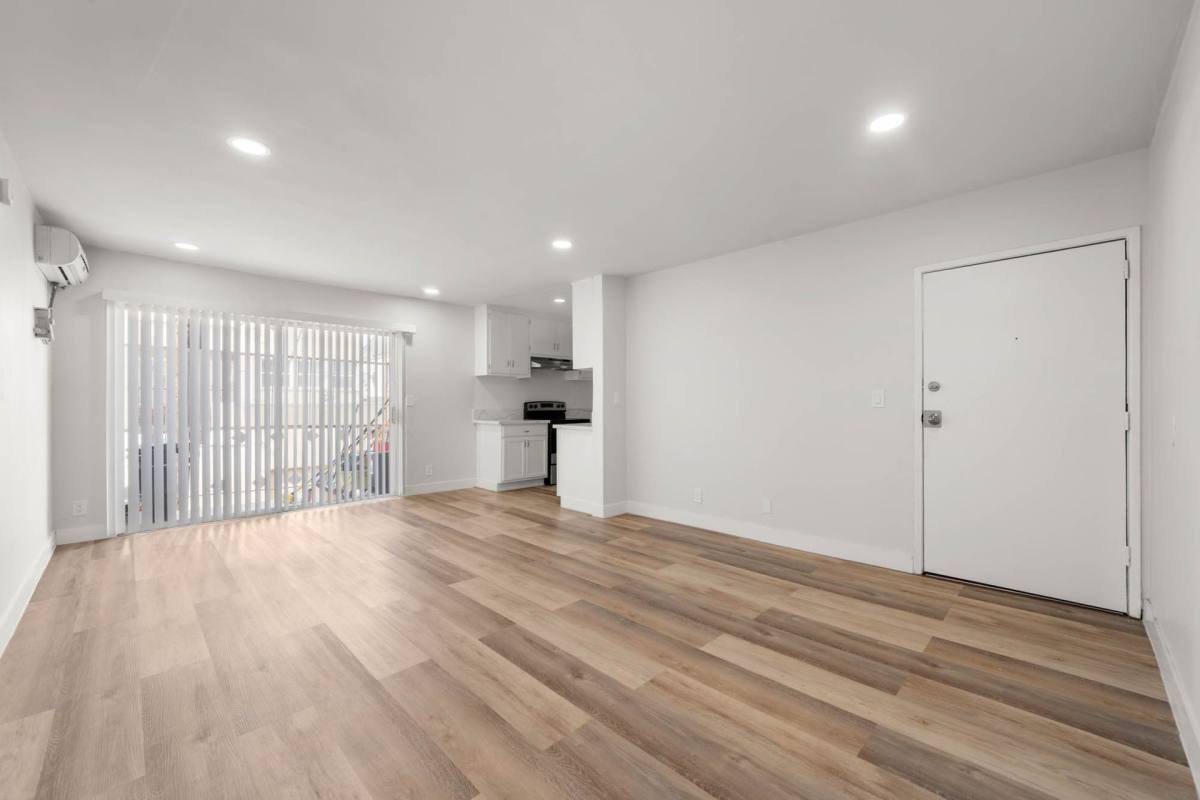 Apartment for rent at 935 S Mariposa Ave, Los Angeles, CA 90006