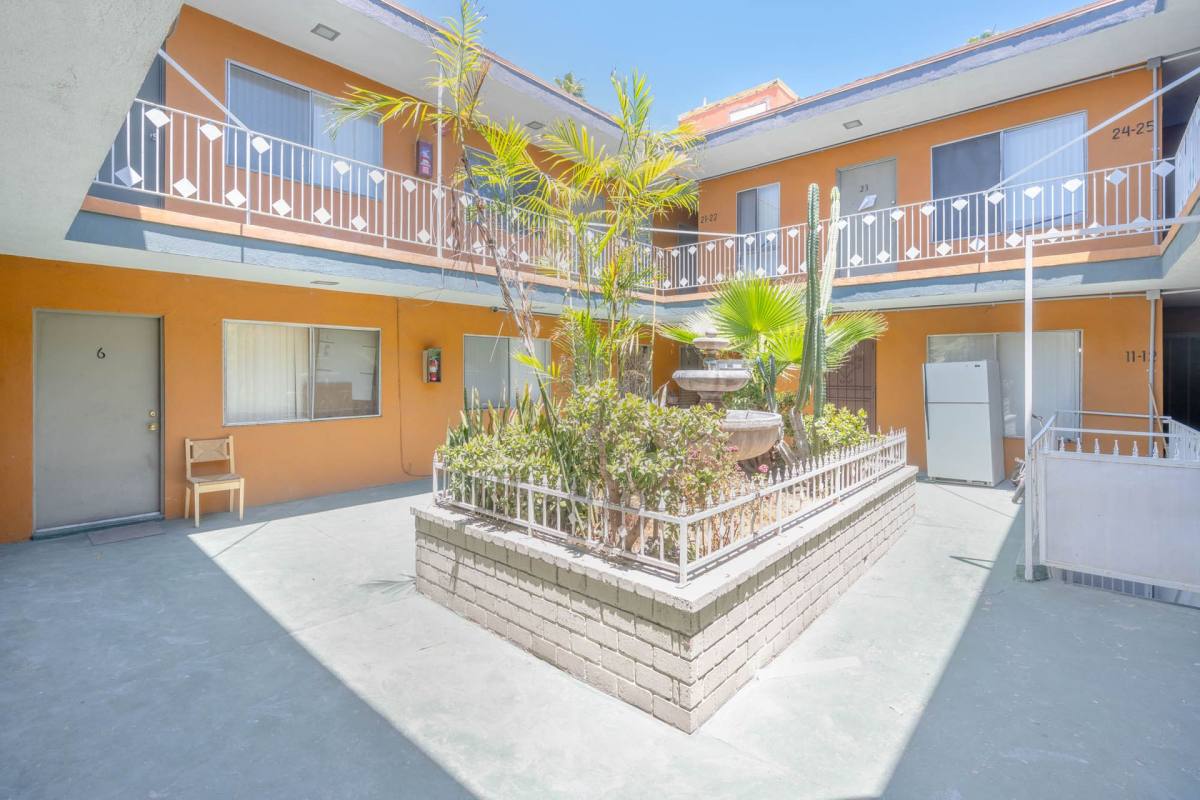 Apartment for rent at 935 S Mariposa Ave, Los Angeles, CA 90006