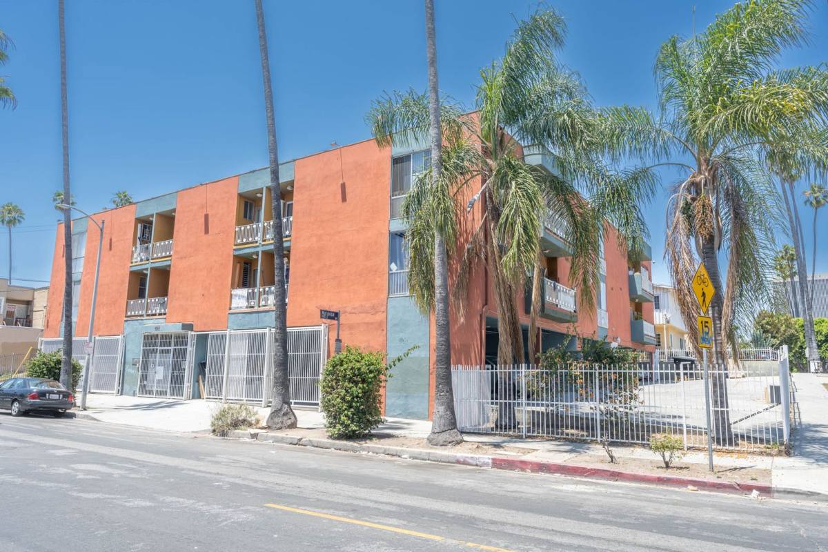 Apartment for rent at 935 S Mariposa Ave, Los Angeles, CA 90006