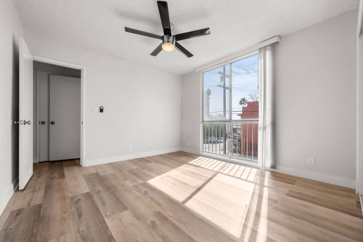 Apartment for rent at 935 S Mariposa Ave, Los Angeles, CA 90006