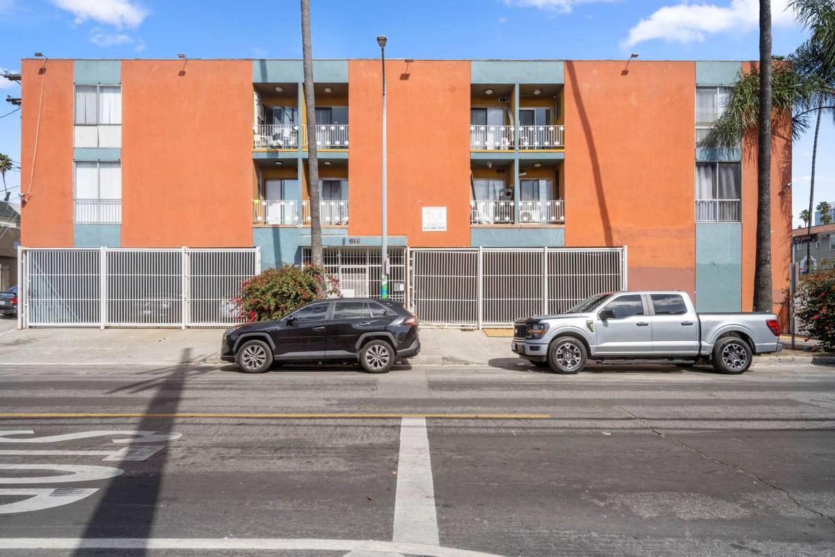 Apartment for rent at 935 S Mariposa Ave, Los Angeles, CA 90006