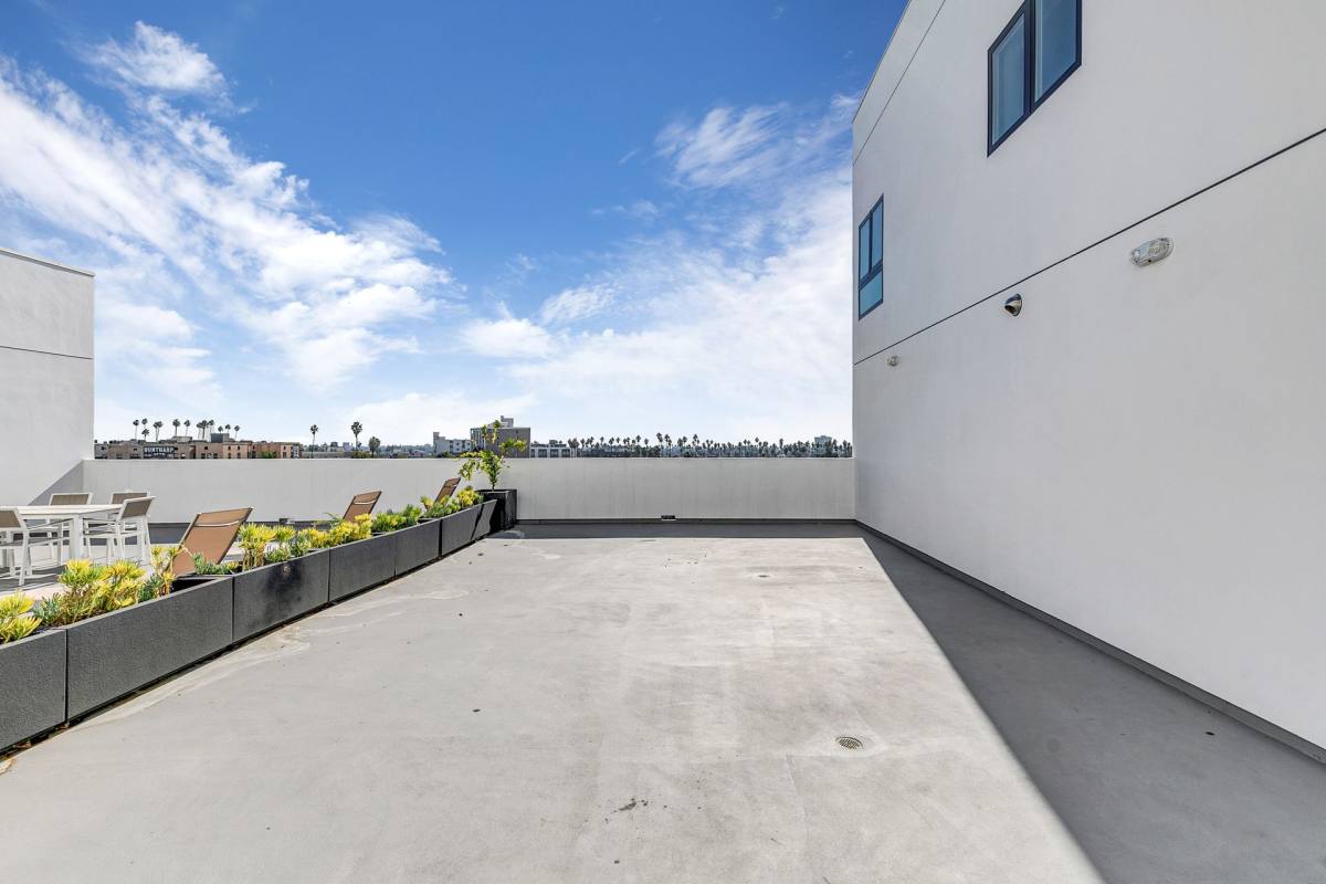 Apartment for rent at 825 S Coronado St, Los Angeles, CA 90057