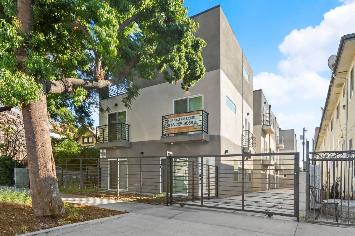 Apartment for rent at 1034 N Oxford Ave, Los Angeles, CA 90029