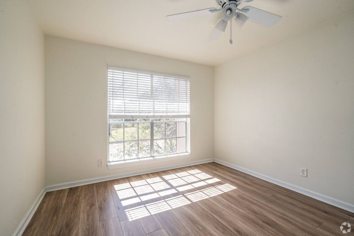 Apartment for rent at 821 E House St, Alvin, TX 77511