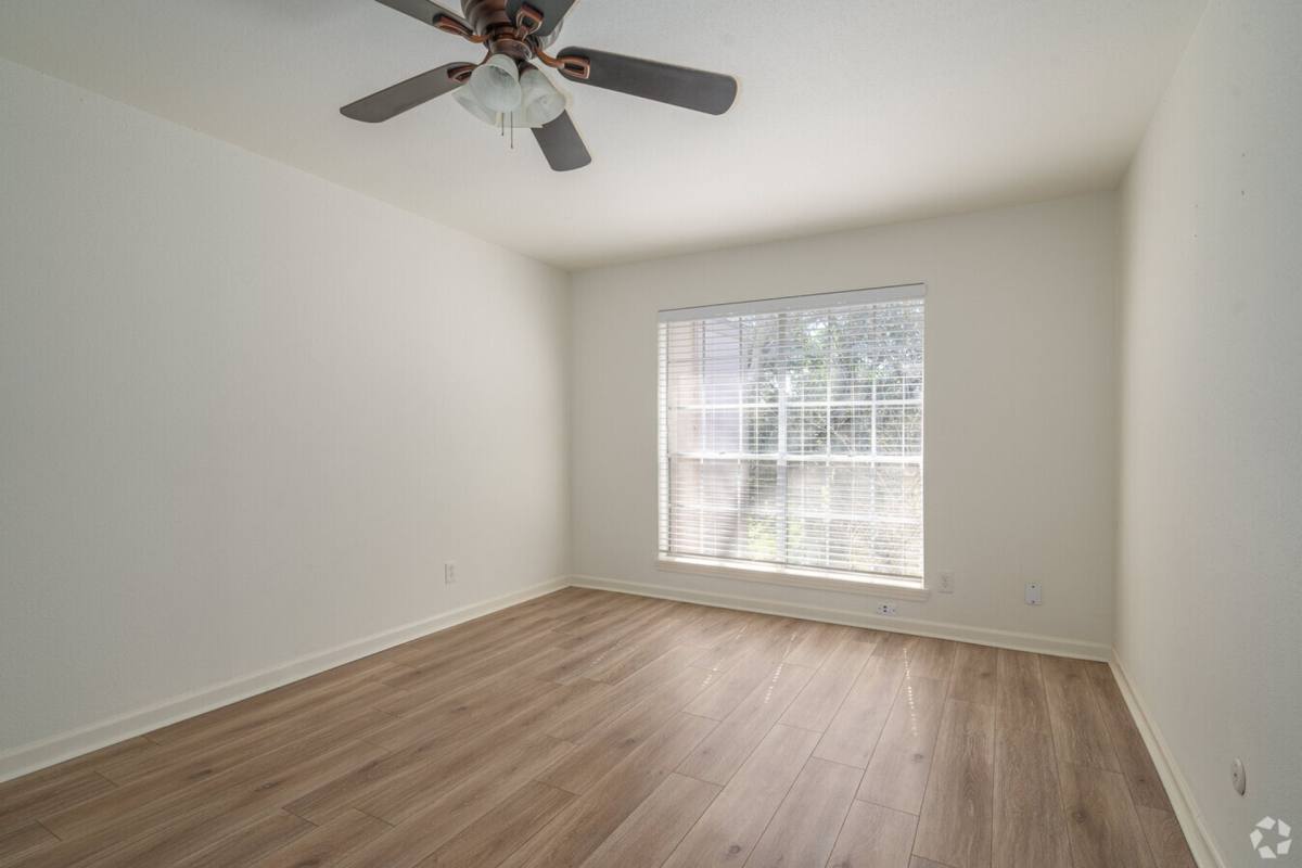 Apartment for rent at 821 E House St, Alvin, TX 77511