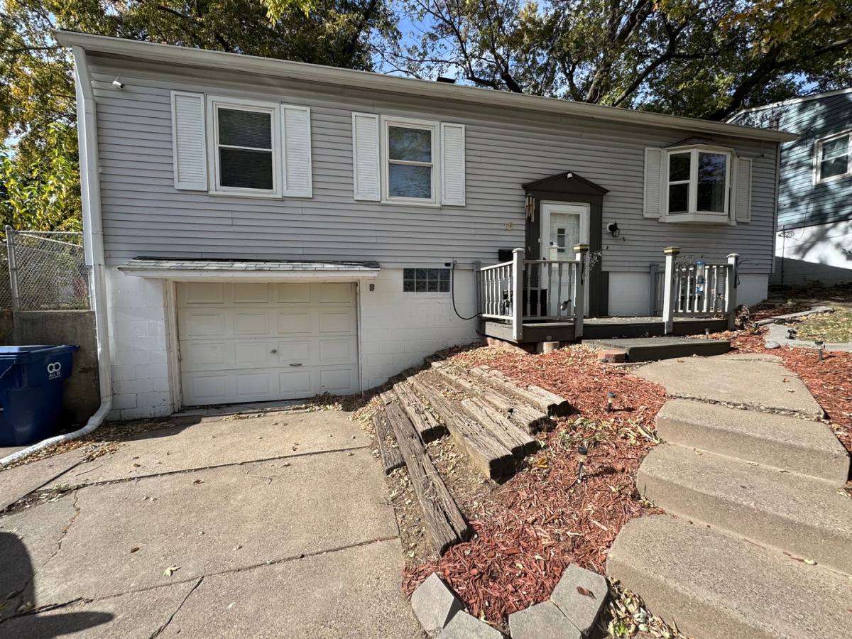 House for rent at 15 Riverview Lane, Bettendorf, IA 52722