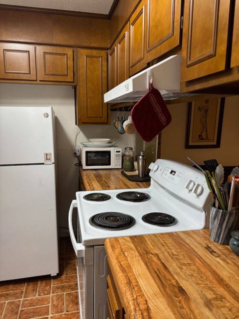 Apartment for rent at 1 Washington Ave #GARAGE, Savannah, GA 31405