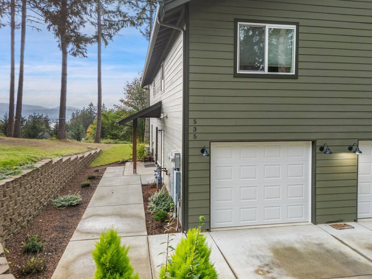 Townhouse for rent at 535-537 NE Vena St, Bremerton, WA 98311