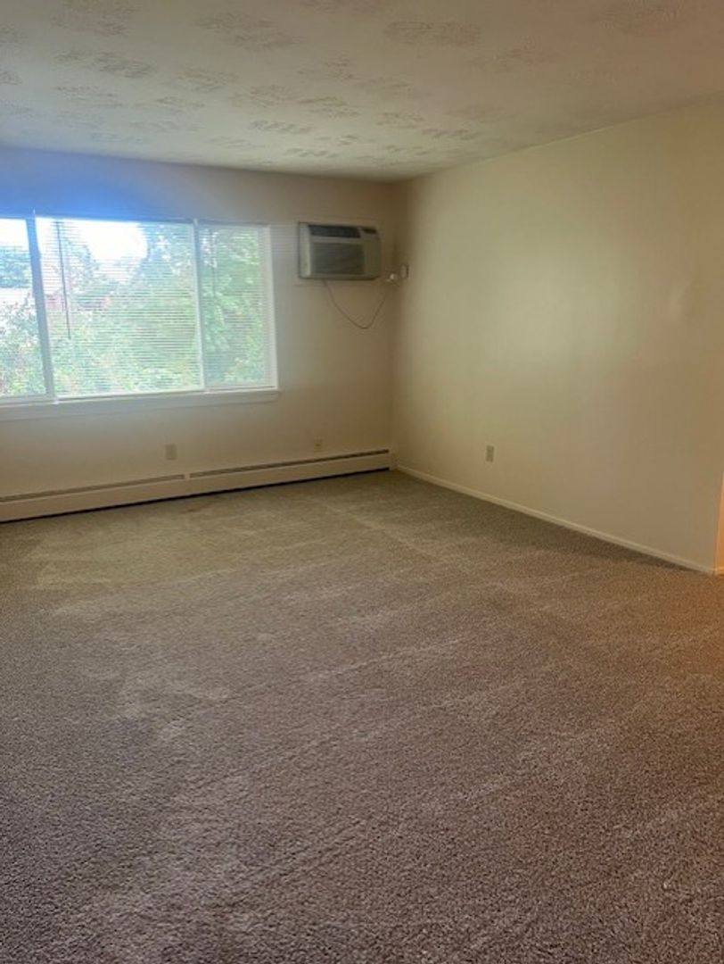 Apartment for rent at 551-559 W Jackson St, Painesville, OH 44077
