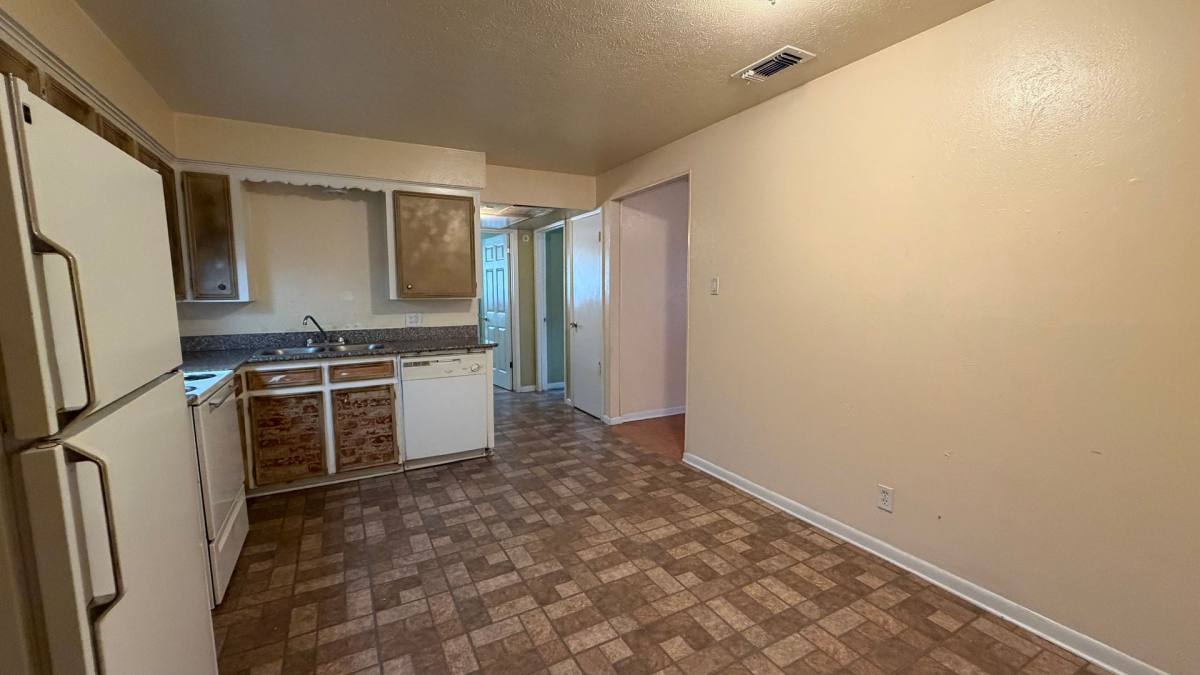 Apartment for rent at 105 Woodhaven Dr, Desoto, TX 75115
