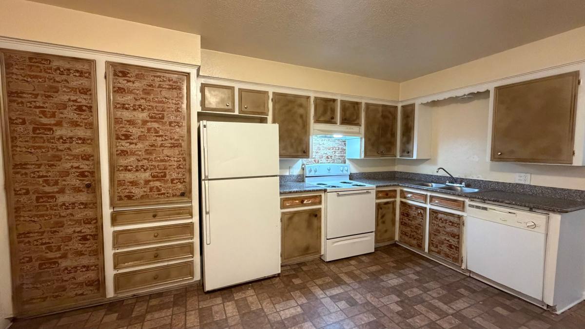Apartment for rent at 105 Woodhaven Dr, Desoto, TX 75115