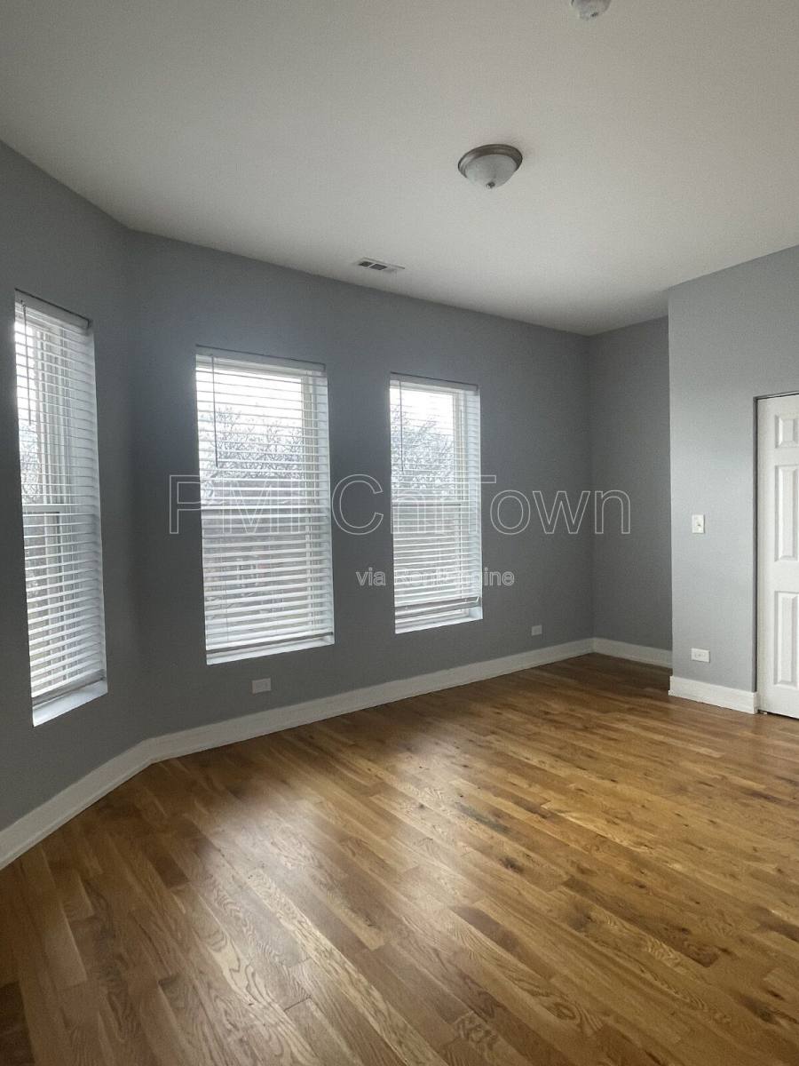 Apartment for rent at 4957 S Calumet Ave #2, Chicago, IL 60615