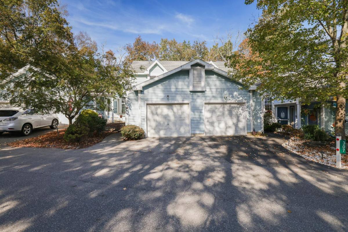 Townhouse for rent at 305 Inverness Dr, East Stroudsburg, PA 18302